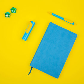 Набор COLORSPRING: аккумулятор, ручка, бизнес-блокнот, коробка со стружкой, голубой/желтый (H35070/22/03)