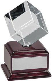 Стела "Куб вращающийся"; 8.5х9.2х14.8 см; стекло, дерево; лазерная гравировка (H13116)