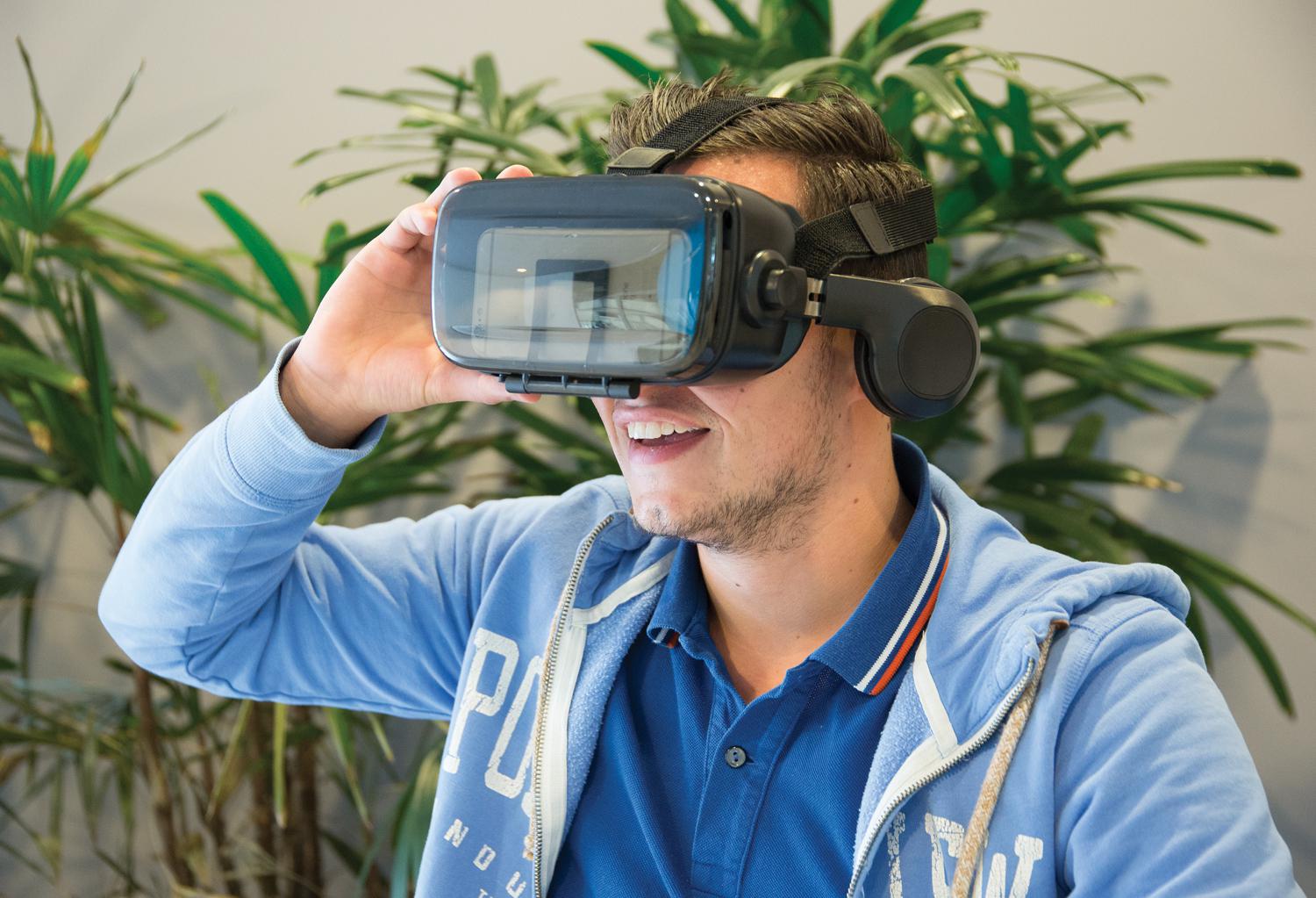 Очки Virtual reality со встроенными беспроводными наушниками.