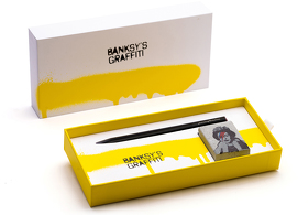 Набор Pininfarina Banksy Lizzy Stardust: карандаш SMART с бетонной подставкой (XPNFSMBSK)